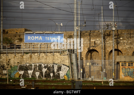 La gare Roma Termini à partir de la voie ferrée, Italie Banque D'Images