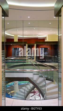 Phare de la Barclays Bank succursale Piccadilly Circus michael aukett architectes escalier avec balustrade en verre Banque D'Images