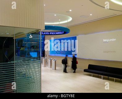 Phare de la Barclays Bank succursale Piccadilly Circus architectes aukett michael hall d'entrée Banque D'Images