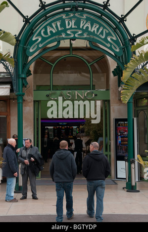 Monaco, Monte Carlo, People, Men, devant le Café de paris, entrée, panneau Casino, Banque D'Images