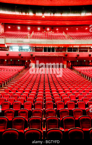 Monte Carlo, Monaco, le Grimaldi Forum, Palais des congrès, places de théâtre, Chambre vide, à l'intérieur d'un théâtre, verticale, sièges Banque D'Images