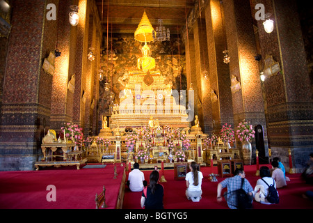 Sanctuaire bouddhiste Temple, priant et coordination Hall at Wat Pho Banque D'Images
