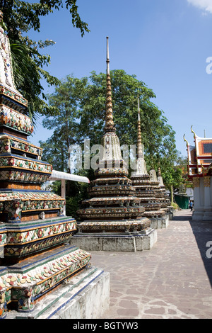 Wat Pho, chedis en céramique dans la cour Banque D'Images