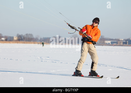 Le kite-ski sur la rivière gelée Banque D'Images