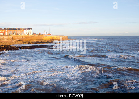 Une vue de la digue heugh en regardant vers le phare sur la pointe à l'ancienne Hartlepool avec la mer au premier plan Banque D'Images