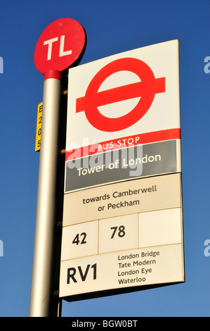 Inscrivez-vous à la station de bus de la Tour de Londres, Londres, Angleterre, Royaume-Uni, Europe Banque D'Images