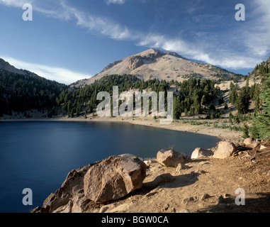 Californie - Helen Lake et Lassen Peak dans Lassen Volcanic National Park. Banque D'Images