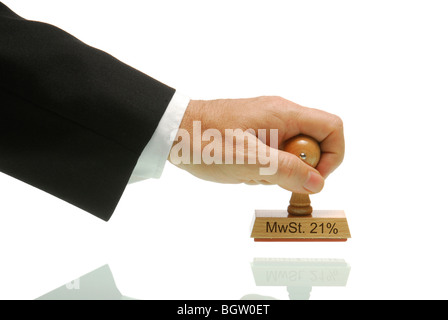 Man's arm holding a stamp étiqueté MwSt. 21  %, image symbolique pour une augmentation de la TVA allemande Banque D'Images