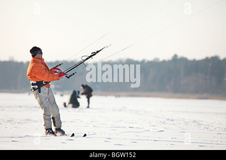 Le kite-ski sur la rivière gelée Banque D'Images