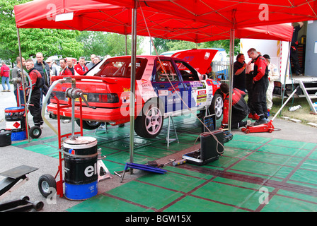 Mécaniciens travaillant sur Mitsubishi Lancer Evo VI (A8) dans l'aire de service à 2009-Paradigit ELE rally, Pays-Bas Banque D'Images