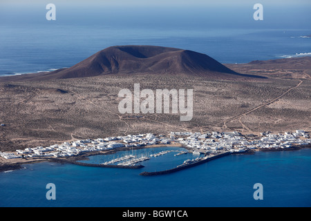 La Graciosa Island avec la ville de Caleta del Sebo et Montaña del Mojon, vue sur la montagne de Lanzarote, Canaries, Espagne, Banque D'Images