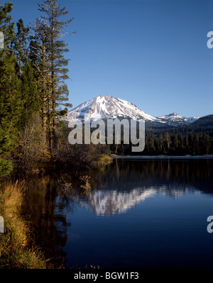 Californie - Mount Lassen de Manzanita Lake dans le Parc national volcanique de Lassen. Banque D'Images