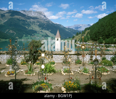 Clocher de l'église de Reschen dans le réservoir de Reschen, prise du cimetière de Graun, Tyrol du Sud, Italie, Europe Banque D'Images