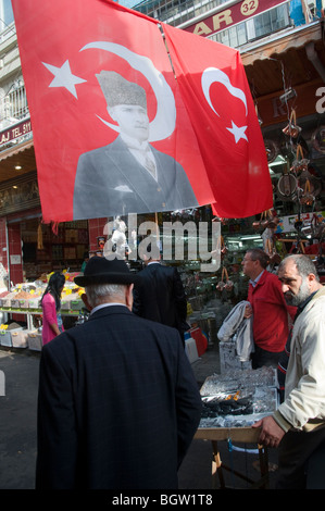 Les indicateurs avec l'image de Kemal Ataturk près du le Misir Carsisi (bazar égyptien). Istanbul. La Turquie. Banque D'Images