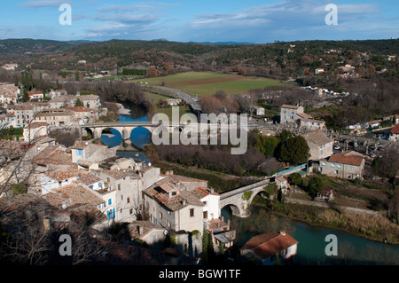 Vue sur la ville médiévale de Sauve avec deux ponts sur la rivière Vidourle, Gard, sud de la France Banque D'Images