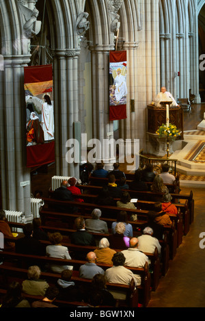 Le dimanche de Pâques avec des fleurs de l'église Sacré Coeur & bannières prêtre de la Chaire Banque D'Images