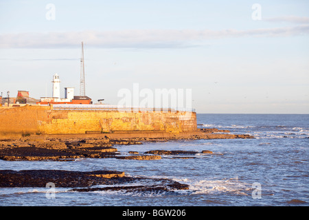 Une vue de la digue heugh en regardant vers le phare sur la pointe à l'ancienne Hartlepool avec la mer au premier plan Banque D'Images