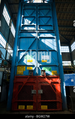 Ascenseur / entrée fosse cage de levage à la mine haut de l'arbre, au musée de la mine de charbon de Guido. Zabrze. La Pologne. Banque D'Images