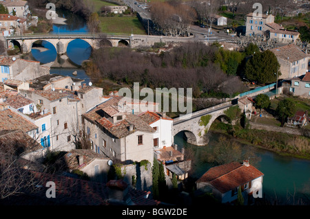 Vue sur la ville médiévale de Sauve avec deux ponts sur la rivière Vidourle, Gard, sud de la France Banque D'Images