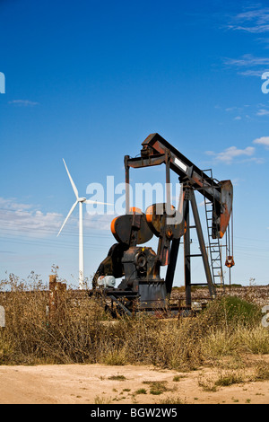 Vieille énergie est toujours tiré de la terre, tandis que les nouvelles énergie du vent est exploité dans l'ouest du Texas. Banque D'Images