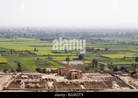 Vue à partir de la tombe thébaine de collines et de la vallée du Nil, Ramasseum temple funéraire de Ramsès II sur la rive ouest du Nil à Louxor, Egypte Banque D'Images