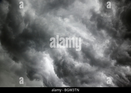 Ciel d'orage sombre en UK Banque D'Images