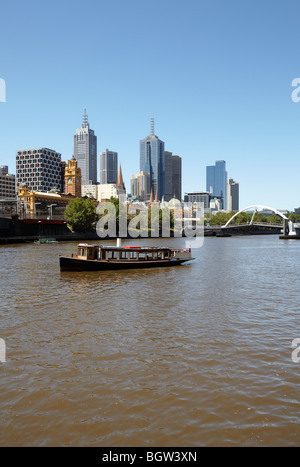 Un bateau de croisière sur la rivière Yarra, avec une vue sur la ville, Melbourne, Victoria, Australie Banque D'Images