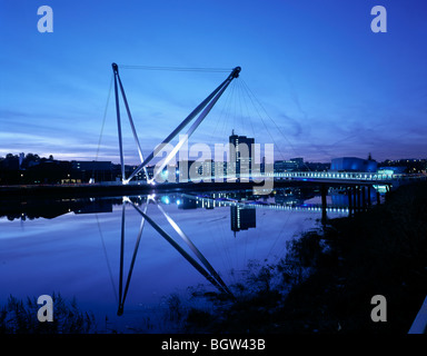 L'ensemble pont piétonnier de Newport sur Twilight Banque D'Images