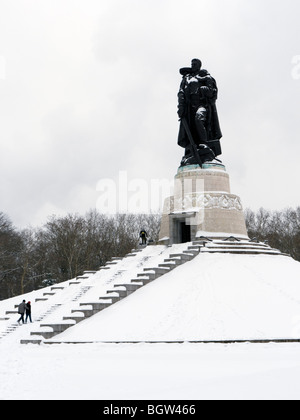 Monument commémoratif de guerre soviétique pendant l'hiver la neige en parc de Treptow à Berlin Allemagne Banque D'Images