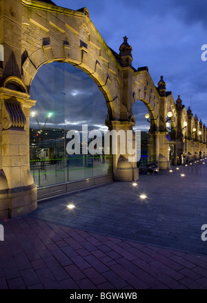 Vue extérieure de la gare de Sheffield en soirée. en se concentrant sur les nouvelles fenêtres de verre inséré dans la structure d'origine en pierre. Banque D'Images