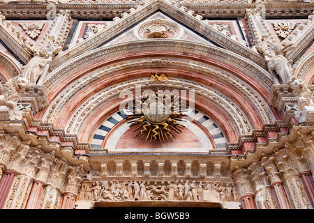 Plus de détails l'entrée principale de la Duomo - Santa Maria Assunta à Sienne Toscane Italie Banque D'Images