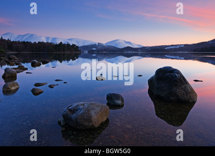 Vue sur le lac Derwentwater aux sommets enneigé de Skiddaw et Blencathra dans le Parc National du Lake District, Cumbria, Royaume-Uni Banque D'Images