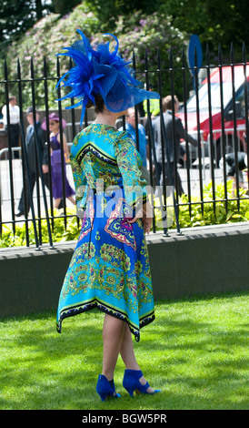 Une femme portant un chapeau bleu à Royal Ascot Banque D'Images