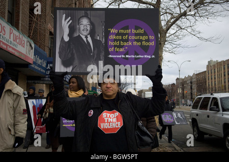 MLK La Marche pour la paix pour mettre fin à la violence chez les jeunes et des armes à feu dans le Bronx à New York Banque D'Images