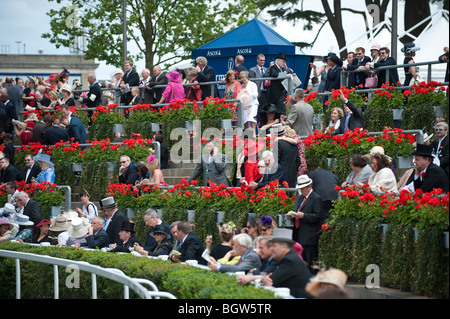 Racegoers autour de l'anneau de parade à Royal Ascot Banque D'Images