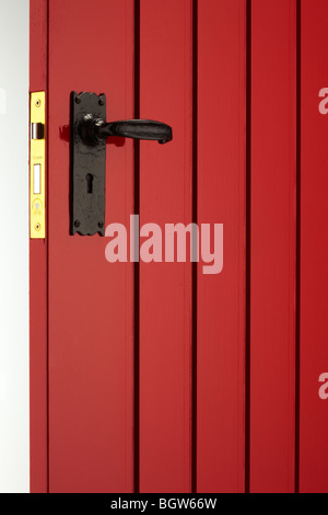 Porte avant peint rouge Banque D'Images
