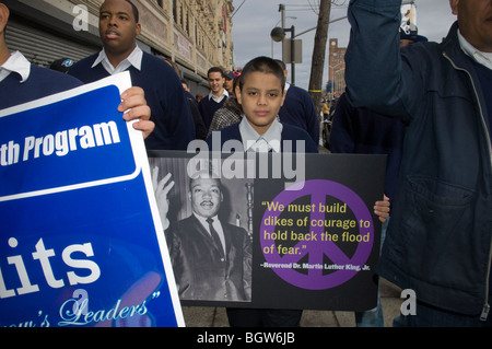 MLK La Marche pour la paix pour mettre fin à la violence chez les jeunes et des armes à feu dans le Bronx à New York Banque D'Images