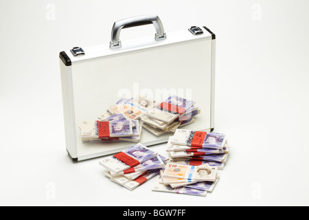 Des paquets de billets de banque des dizaines années 20 &reflétée dans l'argent bref cas Banque D'Images