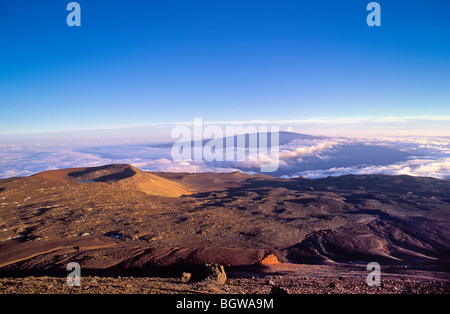 Sommet de Mauna Loa depuis le sommet du Mauna Kea, avec le lac Waiau dans (cratère) sur la gauche, Île d'Hawaï. Banque D'Images