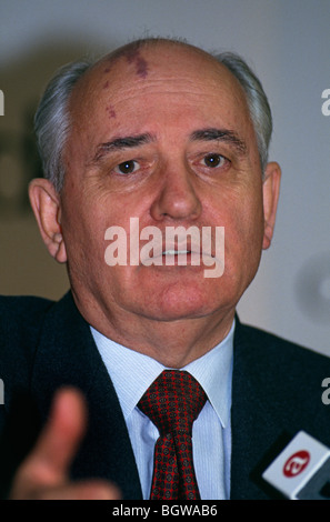 Mikhaïl Gorbatchev, de la Russie, lors d'une conférence de presse tenue à Aberdeen à l'occasion de la réception de la liberté de la ville. Banque D'Images