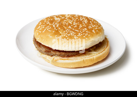 Sandwich - un hamburger sur un plateau isolé sur fond blanc Banque D'Images