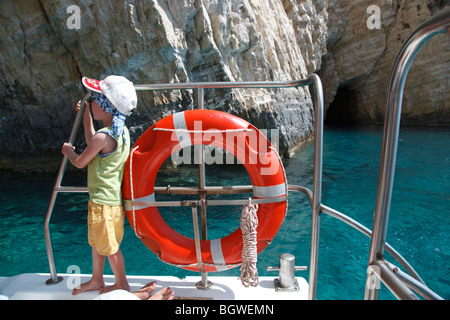 Garçon sur le bateau dans la baie de Laganás Banque D'Images