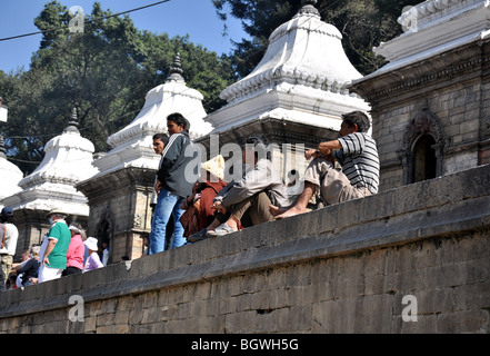 Les spectateurs à l'Pasupatinath Temple, Katmandou, Népal Banque D'Images