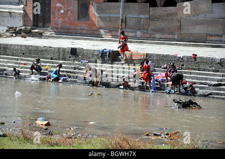 Népalais lavant dans le rivière Bagmati au temple de Pashupatinath, Katmandou, Népal Banque D'Images