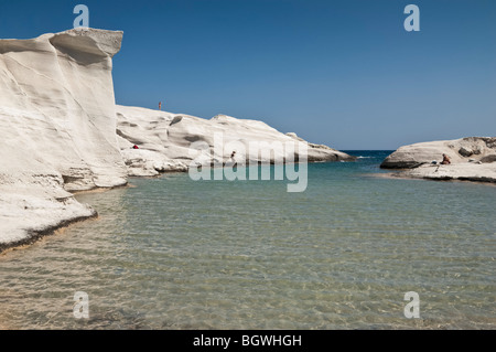 Les gens sur le livre blanc de roches volcaniques de Sarakiniko, île de Milos, Grèce Banque D'Images