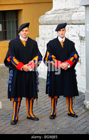 Et colorés de l'uniforme d'hiver traditionnels Gardes Suisses au Vatican Ville Rome Banque D'Images