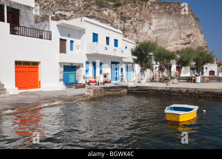 - Syrmata peint de couleurs vives, maisons de pêcheurs sur l'île de Milos, Grèce Banque D'Images