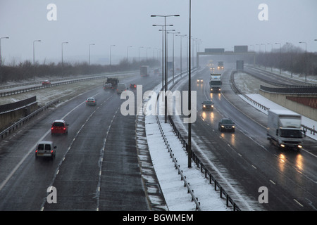 Le trafic camions poids lourds voitures conduire par mauvais temps A1M d'autoroute Cambridgeshire Banque D'Images