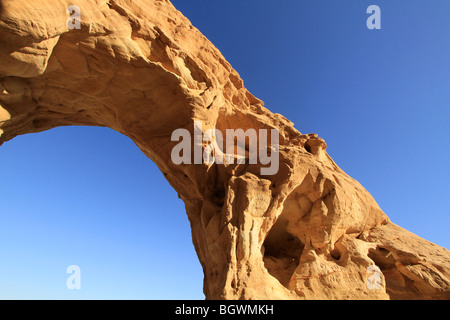 Les montagnes d'Eilat, Israël, l'arche dans la vallée de Timna Banque D'Images