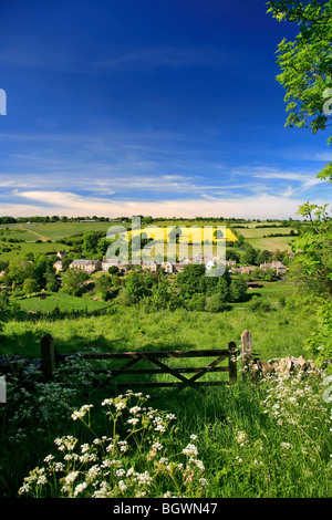 Vue paysage cottages en pierre Village Naunton Gloucestershire England UK Cotswolds Banque D'Images